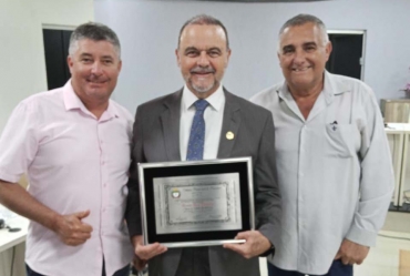 Prefeito João da Tapera prestigia sessão solene em  Manduri ao lado do presidente da Câmara Rodrigo Fuloni 