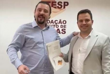 Cel Macedo orienta moradores sobre regularização de imóveis