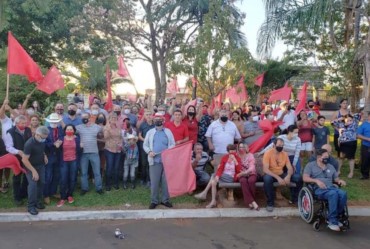 João Cury acompanha passeata de Célia (PTB) em Fartura