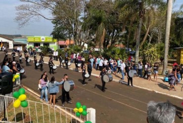 Desfile cívico da Independência reúne as famílias em Sarutaiá 