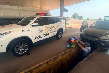 Motorista é preso com tabletes de crack escondidos em tanque de combustível de carro