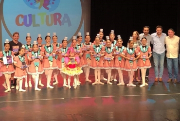 Prefeito Douglas Benini prestigia bailarinas de Itaporanga 