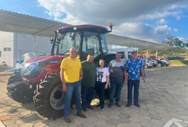 Coronel Macedo recebe trator agrícola de última geração 