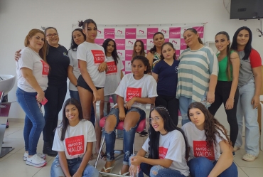 Adolescentes do Projeto Re-Ação participam do curso  de Auto Maquiagem em Tejupá