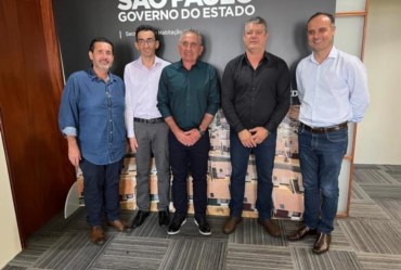 Silvinho apresenta o terreno para construções de mais casas populares 