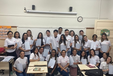 SENAI entrega apostilas e uniformes para alunos do Curso de Auxiliar Administrativo
