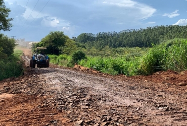 Prefeitura de Timburi realiza manutenções nas estradas rurais