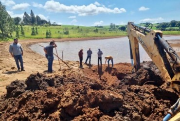 Sarutaiá faz a manutenção da comporta do Lago Municipal