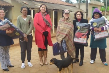 Fundo Social faz doações de cobertores ás famílias em Sarutaiá 