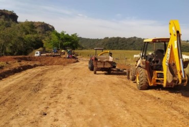 Prefeitura executa melhorias nas estradas rurais de Sarutaiá