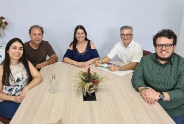 Prefeito participa de reunião na Diretoria de Piraju para  reivindicar aumento de repasse na merenda escolar de Sarutaiá 