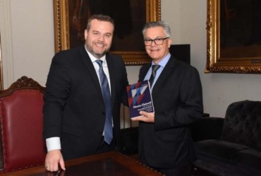 Prefeito Isnar prestigia lançamento de  livro do Dr. Renato Ribeiro de Almeida