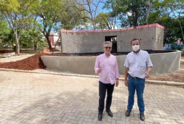 Isnar acompanha o andamento das obras na Praça Adolfo Ramos da Silva 