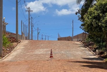 Prefeitura faz o prolongamento do calçamento da Rua João Viana Simões 