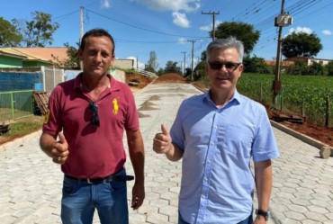 Prefeitura realiza pavimentação com lajotas em Sarutaiá 