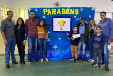 Escola Iracema Marcondes entrega premiação ao mascote do hospital de Piraju