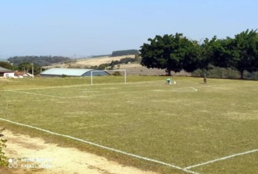 Prefeitura de Cel Macedo realiza melhorias em campo de futebol