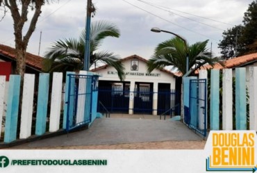 Douglas promove reforma de banheiros  e sala da escola Dom Athanazio