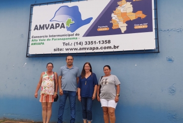 Integrantes da Cooperativa Recicla Taguaí participam de oficina da Amvapa