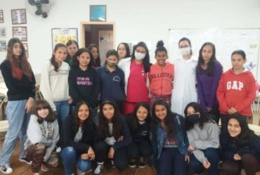 Equipe da Saúde ministra orientações às meninas do GAMA