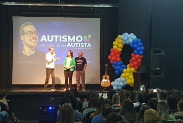 Marcos Petry emociona público com palestra sobre autismo e superação