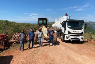 Prefeitura recupera estradas rurais no município de Timburi 