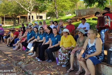 Idosos do CRAS participam de passeio e atividades  recreativas no Camping Redondo em Timburi 
