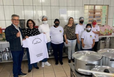 Prefeitura entrega camisetas aos funcionários da educação