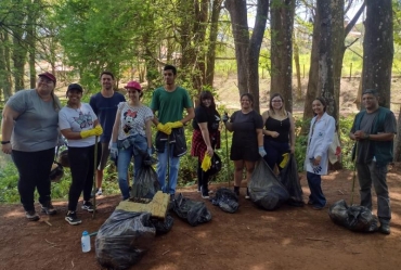 Mutirão ecológico recolhe resíduos no Horto Florestal de Avaré