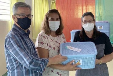 Prefeito Isnar entrega Kits Escolares aos professores de Sarutaiá