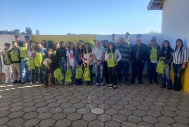 Tejupá faz entrega de mochilas para o Projeto Re Ação 