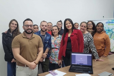 Farturenses participam de aula de gestão antes de aprenderem técnicas de fabricação de bolos de pote