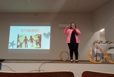 Famílias prestigiam palestra sobre a importância do olhar dos pais no desenvolvimento das crianças em Fartura
