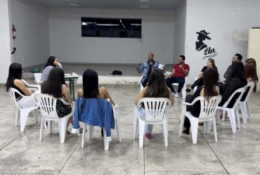 Garotas se preparam para o baile de escolha da Rainha Fespinga 