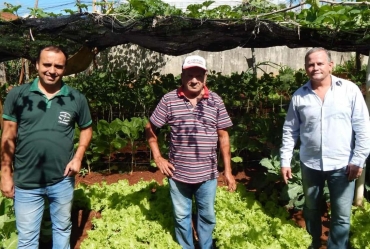 Prefeito Edinho visita hortas comunitárias em Taguaí