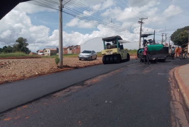 Prefeitura executa recapeamento asfáltico em Taguaí