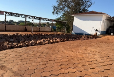 Prefeitura de Timburi inicia recuperação do pátio da garagem do Centro de Saúde