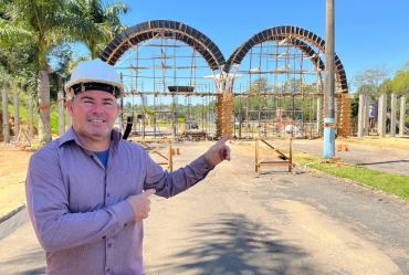 Prefeito Douglas visita obras do “Mirante  Angelino de Oliveira”