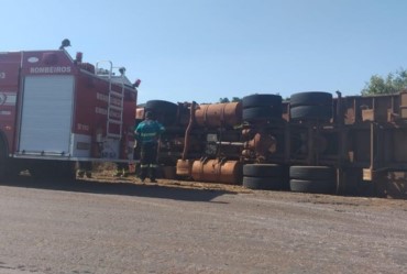 Caminhão que transportava adubo tomba em vicinal de Itaí 