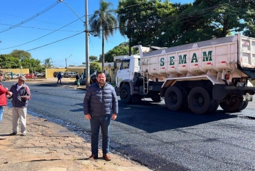 Jô Silvestre acompanha serviços de pavimentação em Avaré