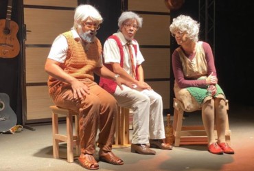 Espetáculo de teatro Trívia encanta os moradores