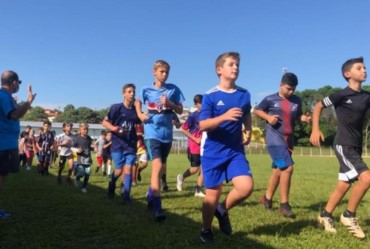 Coordenadoria de Esportes promove aulas de futebol para crianças no contraturno escolar