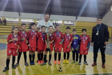 Fartura retoma futsal campeão, volta a vencer e não dá chance para adversário