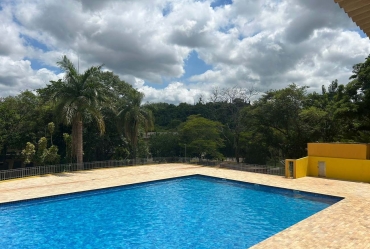 Revitalizada e Aconchegante: Piscina de Águas de Santa Bárbara recebe turistas no final de ano