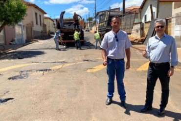 Prefeitura realiza operação de tapa buracos 