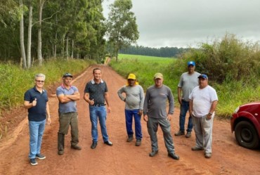 Melhor Caminho recupera 6km de estradas em Sarutaiá 