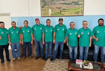 Prefeitura de Sarutaiá distribui camisetas padronizadas para motoristas da saúde