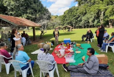 Idosos celebram Dia das Mães com piquenique no Horto de Avaré