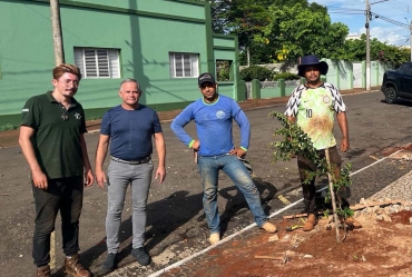 Taguaí promove plantio de árvores na Praça Angelo Gobbo