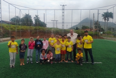 Prefeito Valtinho Boranelli visita alunos dos projetos Espaço Amigo e Escolinha de Futebol